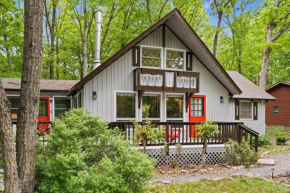 The Gingerbread House: 4 BR chalet, w/ Sunroom/Deck, sleeps 12, modern amenities Mcgaheysville